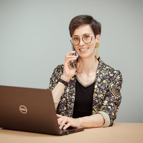 Portrait de Cécile, Assistante Administrative Virtuelle (Indépendante), Bureau Pamplemousse